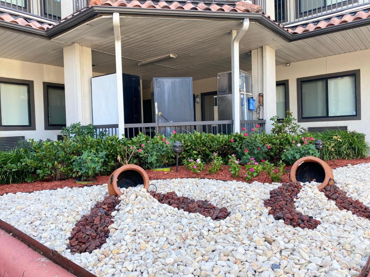 Island Suites Hobby Airport Х'юстон Екстер'єр фото
