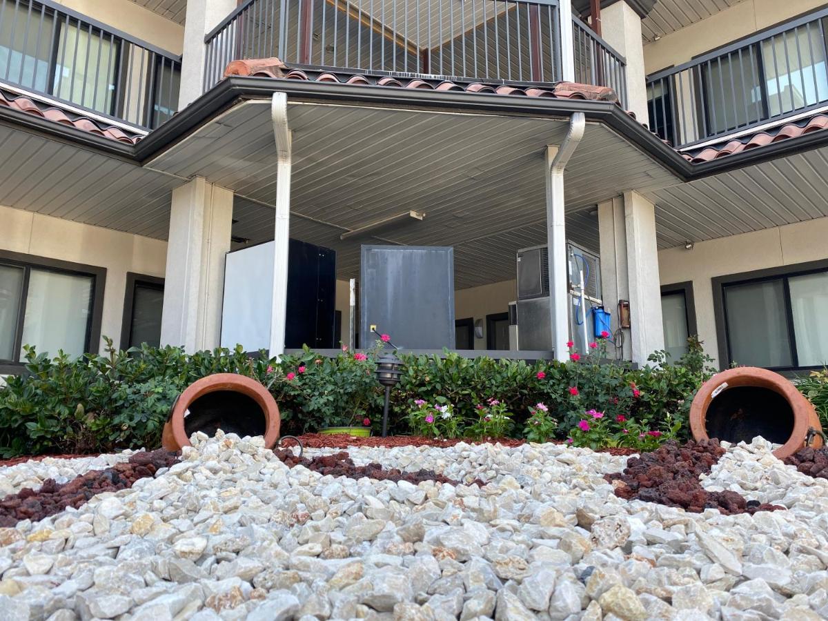 Island Suites Hobby Airport Х'юстон Екстер'єр фото
