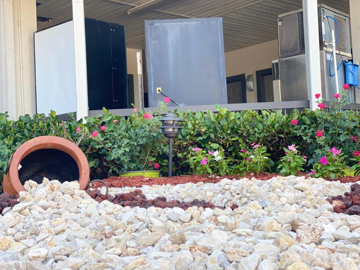 Island Suites Hobby Airport Х'юстон Екстер'єр фото